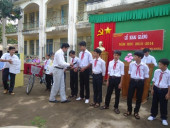 Hội Chữ thập đỏ tặng quà cho học sinh nghèo