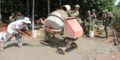 Cán bộ chiến sỹ Đại đội Bộ binh 10 cùng nhân dân ấp Tân Hiệp, xã Tân Thành làm đường bê tông