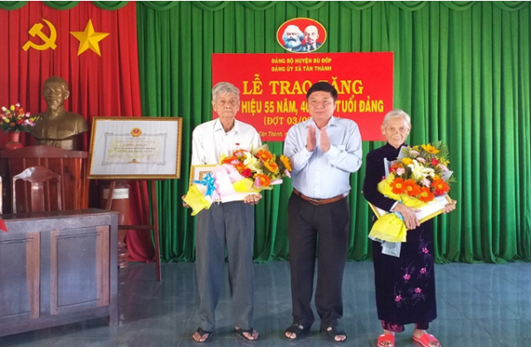 BÙ ĐỐP TRAO HUY HIỆU  ĐẢNG ĐỢT 3-2020