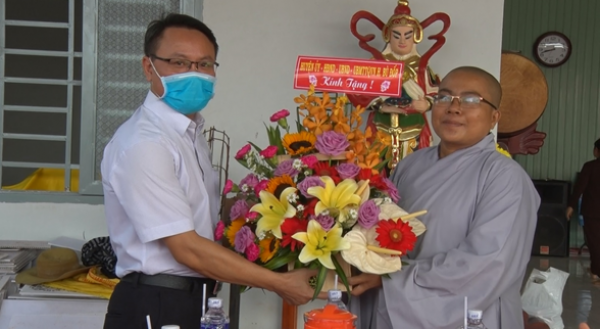 Lãnh đạo huyện Bù Đốp thăm các tổ chức phật giáo  nhân dịp Đại lễ Phật đản năm 2020