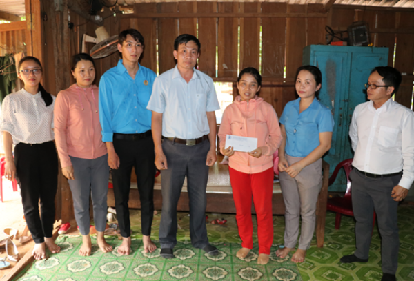 LIÊN ĐOÀN LẠO ĐỘNG HUYỆN BÙ ĐỐP TẶNG QUÀ CÔNG ĐOÀN VIÊN CÓ HOÀN CẢNH KHÓ KHĂN