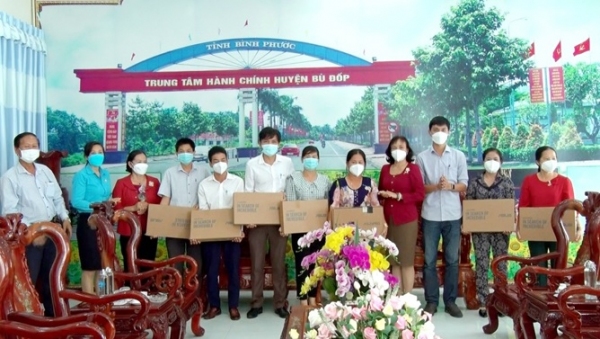 Trao 7 Laptop hỗ trợ công tác phòng chống dịch Covid-19 cho trạm y tế