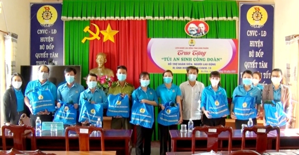 LĐLĐ huyện Bù Đốp trao túi an sinh công đoàn cho đoàn viên bị ảnh hưởng dịch Covid-19