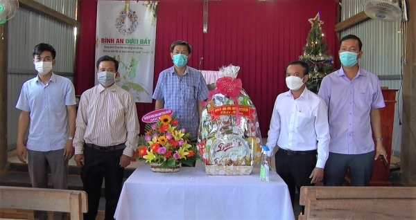 Lãnh đạo huyện thăm chúc mừng giáo xứ dịp lễ giáng sinh 2021