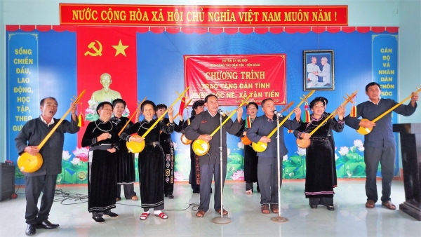 Trao hỗ trợ bộ đàn tính cho CLB đàn tính hát then