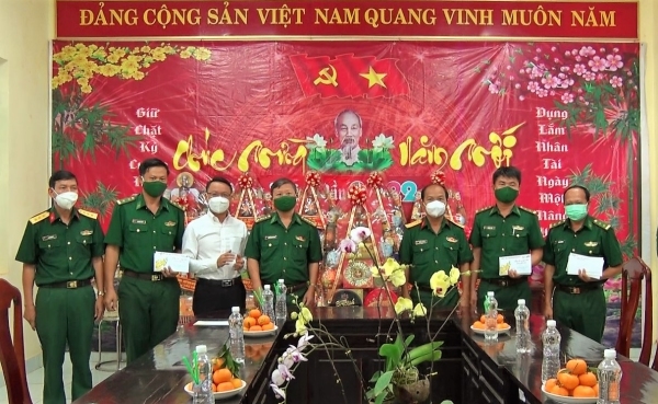 Đoàn công tác của Tỉnh, Huyện thăm tặng quà gia đình chính sách tiêu biểu và các Đồn biên phòng trên địa bàn huyện Bù Đốp