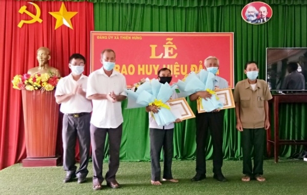 Bù Đốp trao huy hiệu Đảng cho đảng viên