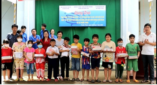 Tặng thẻ bảo hiểm y tế cho hộ dân và học sinh khó khăn nơi biên giới