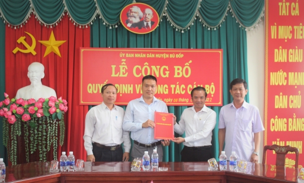 UBND huyện trao quyết định công tác cán bộ