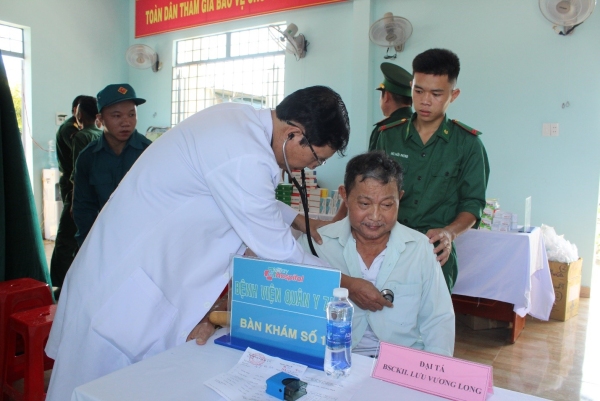 Bệnh viện Quân Y 7A/Cục hậu cần Quân khu 7 tổ chức khám bệnh, tư vấn cấp thuốc miễn phí người dân vùng biên giới