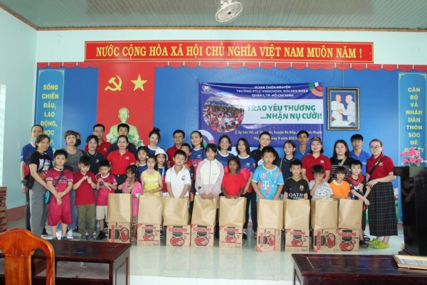Đoàn thiện nguyện Trường PTLC Vinschool Golden River tặng quà cho học sinh vùng đồng bào dân tộc thiểu số