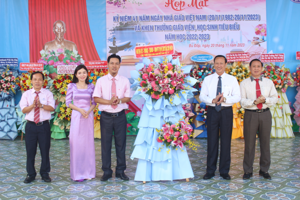 CHỦ TỊCH UBND HUYỆN THĂM, CHÚC MỪNG NGÀY NHÀ GIÁO VIỆT NAM (20/11) TẠI TRƯỜNG PTDT NỘI TRÚ THCS BÙ ĐỐP.