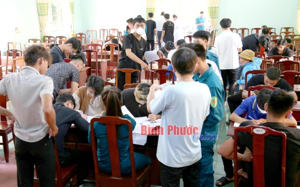 Thanh niên Bình Phước tiên phong nhập ngũ