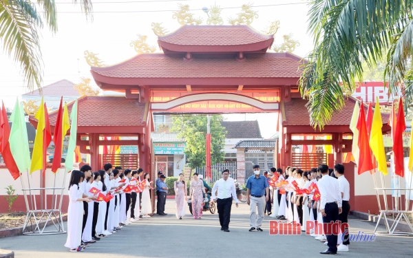 Dâng hương tại đền thờ Vua Hùng