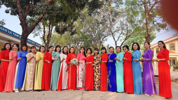 PHỤ NỮ BÙ ĐỐP TÍCH CỰC HƯỞNG ỨNG TUẦN LỄ ÁO DÀI