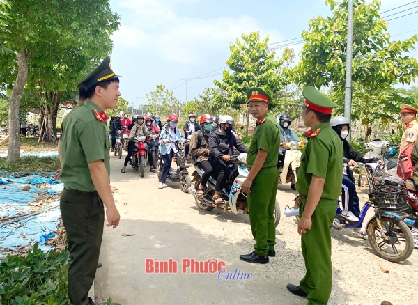 Kiểm soát học sinh đi xe phân khối lớn