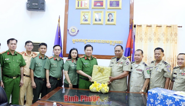 Công an tỉnh Bình Phước chúc tết Ty Công an tỉnh Kratie