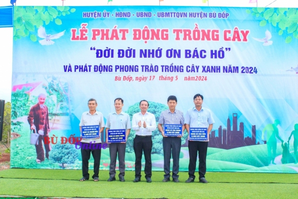 Bù Đốp tổ chức Lễ trồng cây “Đời đời nhớ ơn Bác Hồ” năm 2024