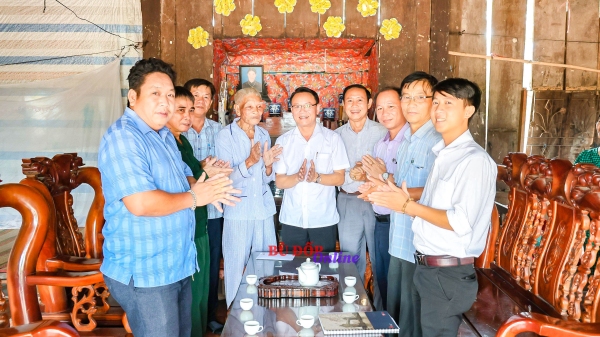 Bù Đốp thăm tặng quà chiến sỹ trực tiếp tham gia chiến dịch Điện Biên