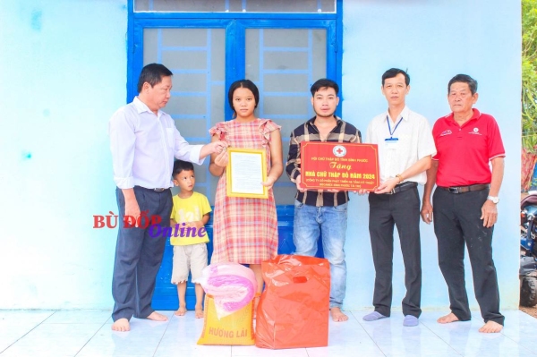 Bù Đốp trao nhà chữ thập đỏ