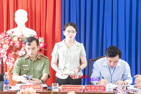 Đoàn công tác HU làm việc với Đãng ủy xã Hưng Phước