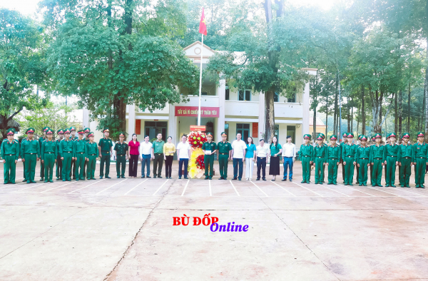 Lãnh đạo Huyện ủy, HĐND-UBND, UBMTTQ Việt Nam huyện Bù Đốp thăm, chúc mừng cán bộ, chiến sĩ BCH quân sự huyện và cán bộ, chiến sĩ C10