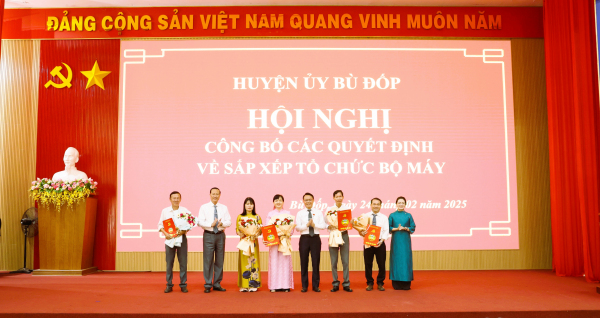 Bù Đốp: công bố các quyết định về sắp xếp tổ chức bộ máy
