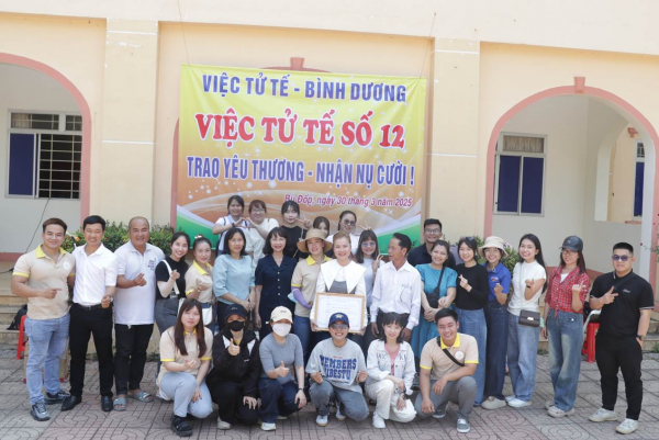 Bù Đốp trao 170 phần quà cho người khuyết tật, học sinh có hoàn cảnh khó khăn