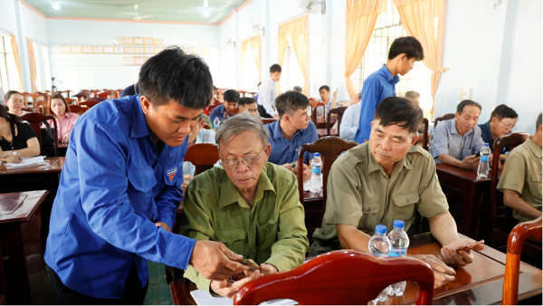 Bù Đốp tập huấn chuyển đổi số, tuyên truyền đợt cao điểm 90 ngày đêm hướng dẫn người dân tích hợp giấy tờ trên ứng dụng VNEID