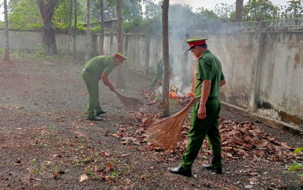 CÔNG AN XÃ THANH HÒA TỔ CHỨC DỌN VỆ SINH VÀ VIẾNG KHU TƯỞNG NIỆM CĂN CỨ SỞ NHỎ BAN AN NINH BÌNH PHƯỚC