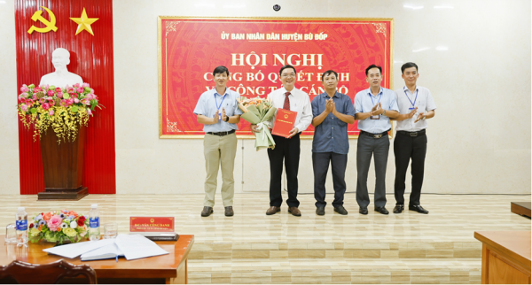 Bù Đốp: trao quyết định bổ nhiệm lại đối với viên chức lãnh đạo, quản lý.