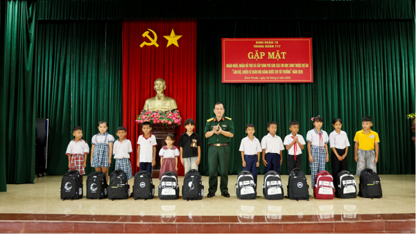 Trung đoàn 717 trao kinh phí hỗ trợ 58 học sinh trong vùng dự án