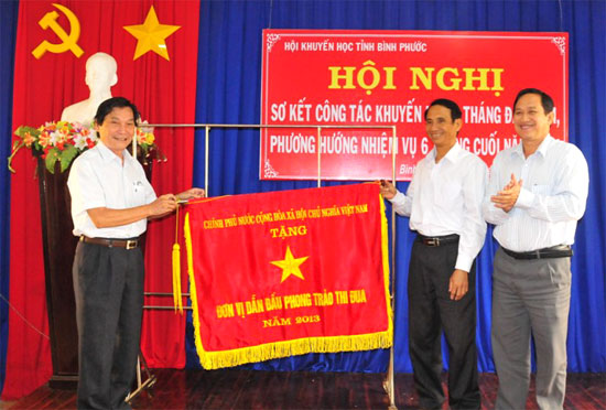 Hội khuyến học các cấp trao hàng ngàn suất học bổng cho học sinh hiếu học