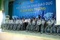 BÙ ĐỐP TRAO XE ĐẠP CHO HỌC SINH NGHÈO