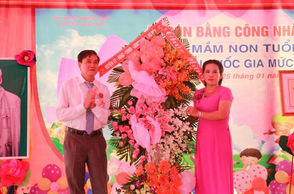 Thay mặt lãnh đạo HU-HĐND-UBND-UBMTTQVN huyện Bù Đốp, đồng chí Phạm Công Đức- phó bí thư thường trực Huyện ủy tặng hoa chúc mừng