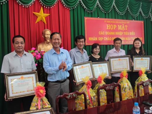 Ông Đoàn Văn Thảo chủ tịch UBND huyện trao bảng tri ân các doanh nghiệp tiêu biểu có nhiều đóng góp KT-XH huyện trong năm qua