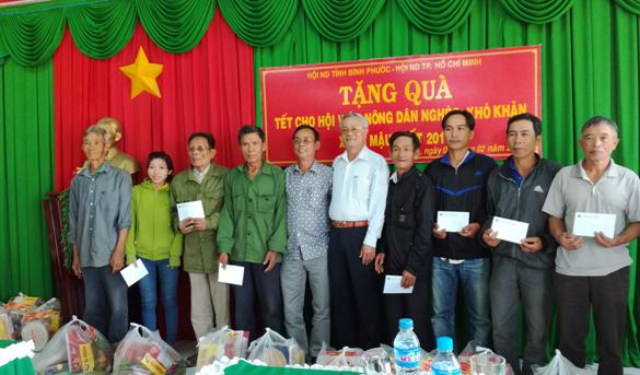 HỘI NÔNG DÂN TỈNH TẶNG QUÀ CHO HỘI VIÊN NGHÈO