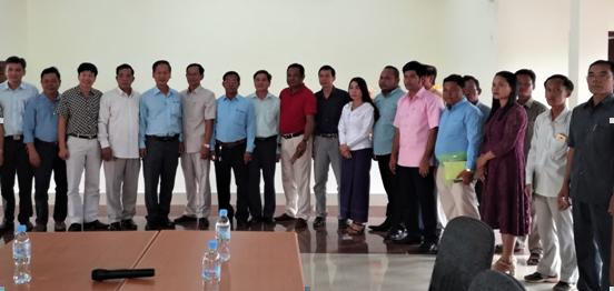 Lãnh đạo 02 huyện chụp hình lưu niệm