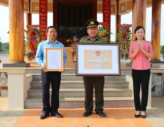 Bà Huỳnh Thị Hằng- Phó chủ tịch UBND tỉnh Bình Phước trao quyết định và bằng chứng nhận di tích cấp tỉnh cho lãnh đạo công an tỉnh và lãnh đạo huyện Bù Đốp