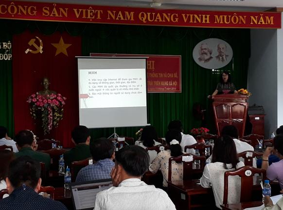 Đồng chí Ths Nguyễn Thị Minh Nhâm - TUV, Phó Ban Thường trực  Ban Tuyên giáo Tỉnh ủy trực tiếp triển khai tập huấn tại hội nghị