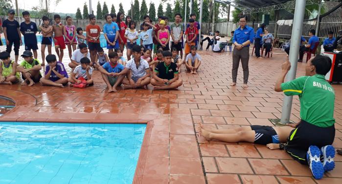 Kỹ thuật viên hướng dẫn sơ cấp cứu tại buổi tập huấn