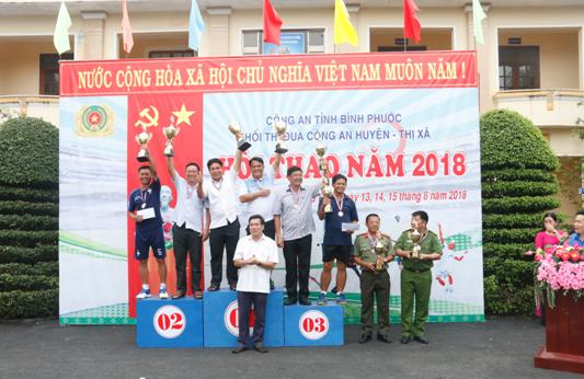 Đại diện các Đoàn lên nhận giải