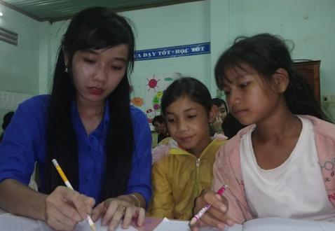 Đ/c Đặng Thị Mỹ Lành - Bí thư xã đoàn Hưng Phước rèn chữ cho các em