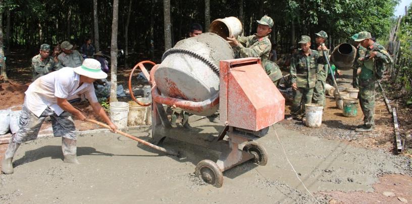 Cán bộ chiến sỹ Đại đội Bộ binh 10 cùng nhân dân ấp Tân Hiệp, xã Tân Thành làm đường bê tông