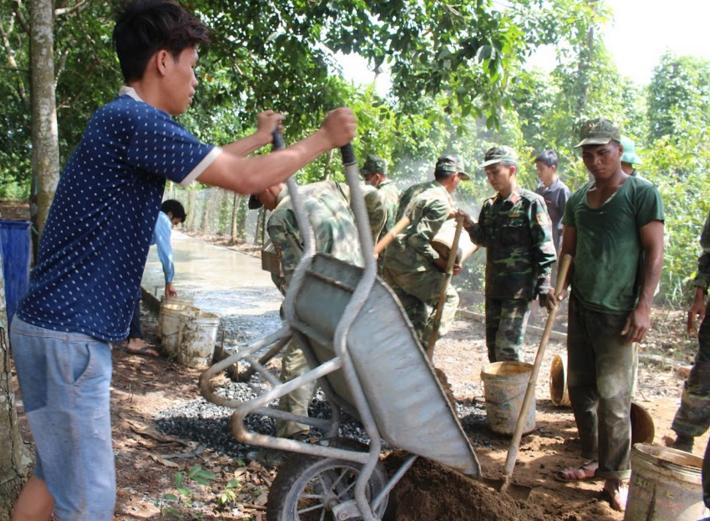 Cán bộ chiến sỹ cùng nhân dân làm đường bê tông