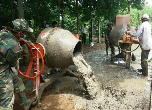 Bê tông hóa 350m đường nông thôn ấp Tân Hiệp