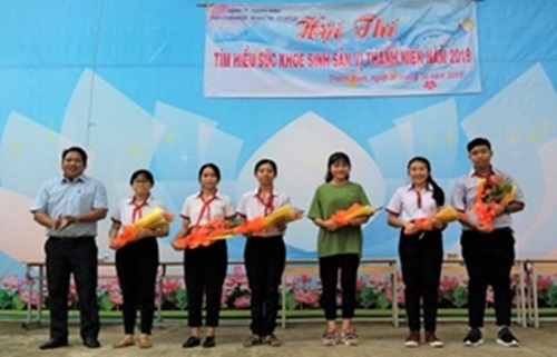 Ban tổ chức tặng hoa cho các đội thi