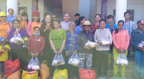 TẶNG TRÊN 100 XUẤT QUÀ CHO ĐỒNG BÀO NGHÈO
