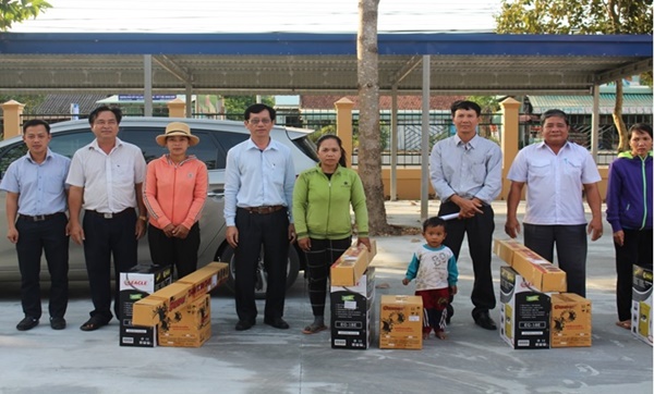 11 HỘ NGHÈO ĐỒNG BÀO DÂN TỘC THIỂU SỐ ĐƯỢC NHẬN NÔNG CỤ SẢN XUẤT