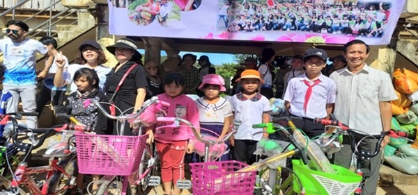 TRÊN 200 XUẤT QUÀ VÀ XE ĐẠP TRAO CHO HỘ NGHÈO TẠI ẤP BÙ TAM